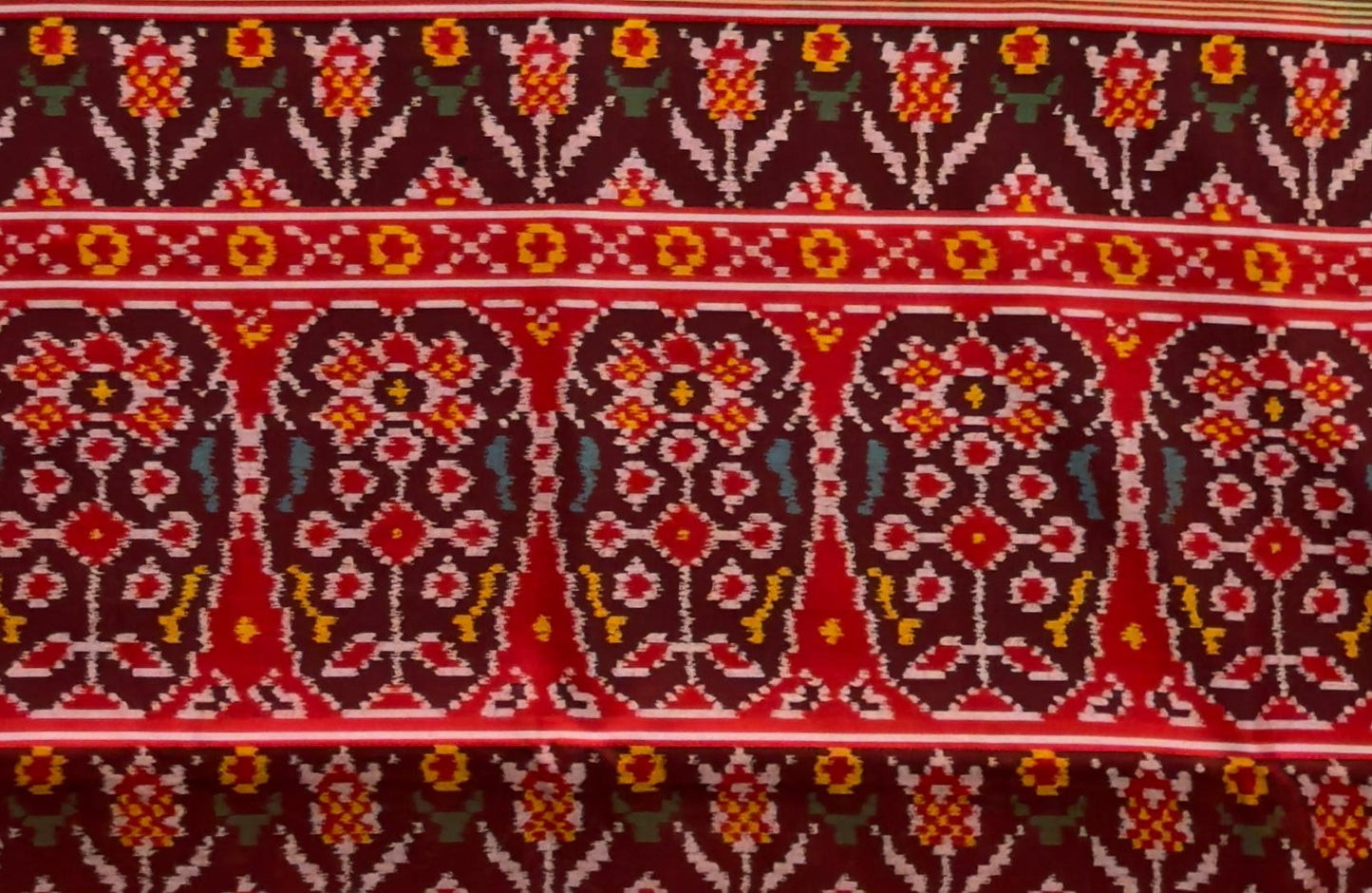 Multi‑Figure Narikunj Harmony Patola